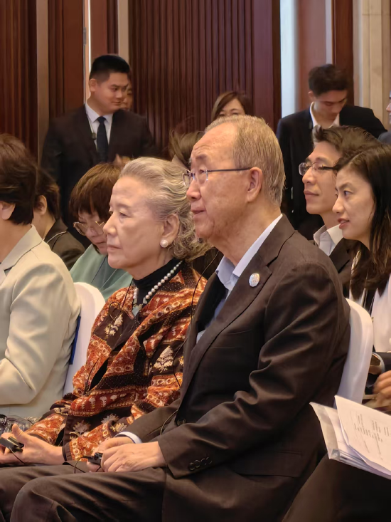 直击博鳌丨潘基文夫妇现身“健康”论坛，化身观众学习“长寿”秘诀？