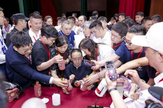 茅台股东大会结束，张德芹成关注重点，大批股东带“蛇茅”求亲笔签名