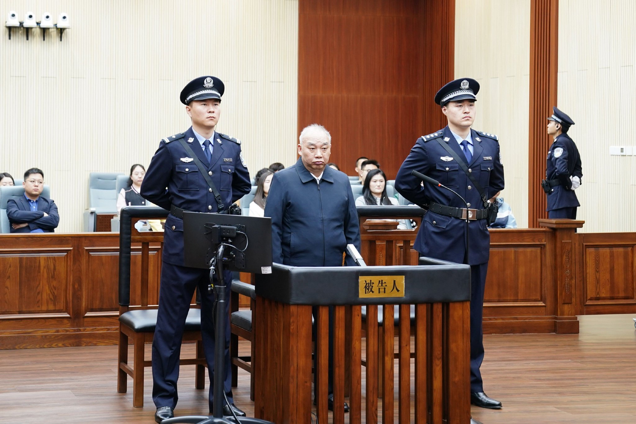 受贿数额特别巨大、滥用职权 国家烟草专卖局原局长凌成兴一审被判十六年