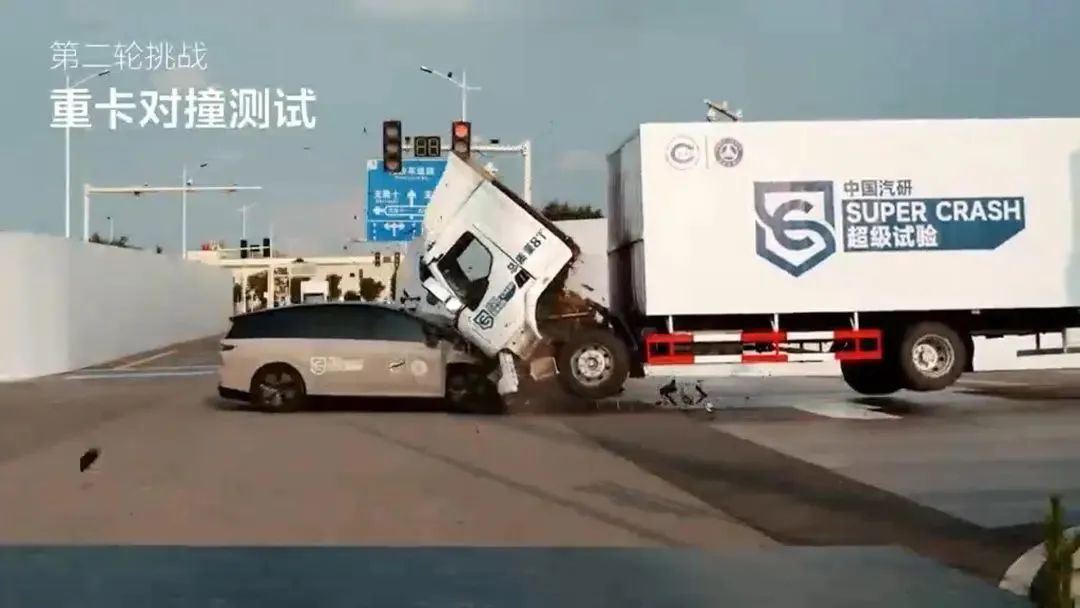 i8“碰撞门”炸锅！理想主义坠落时刻？